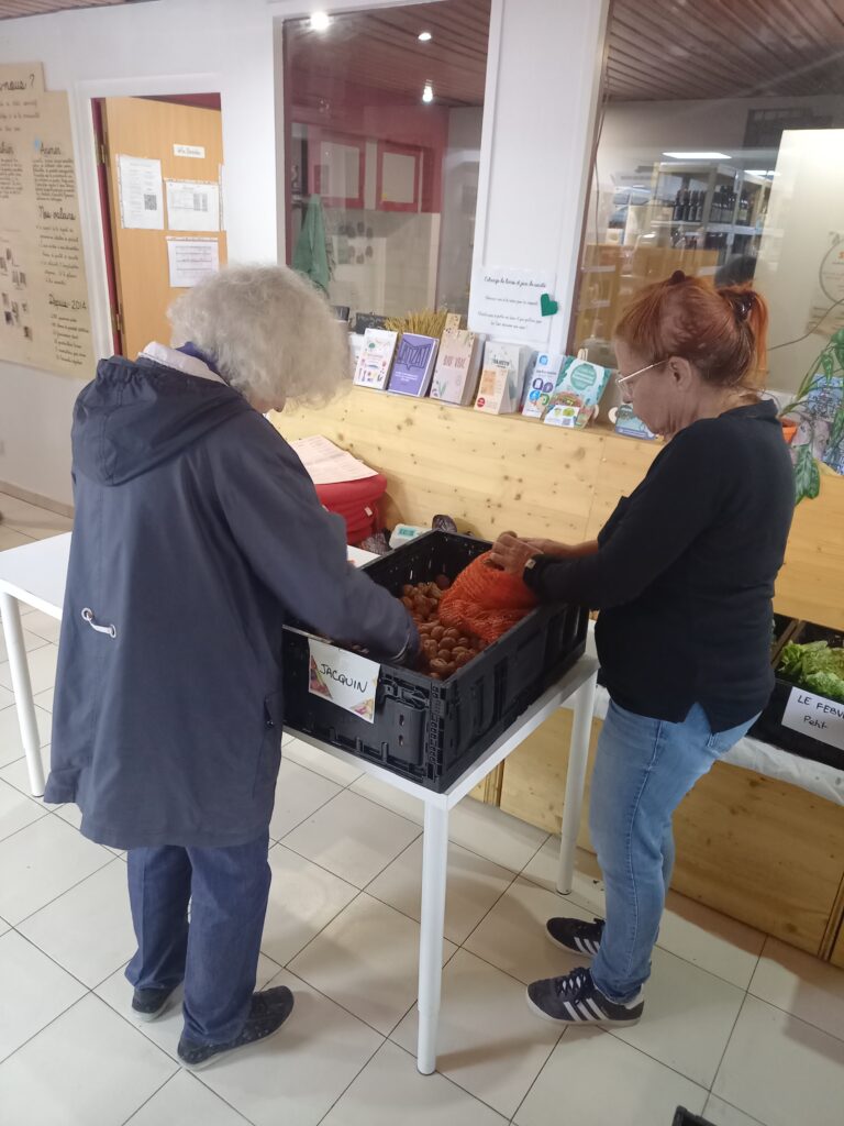 Bénévoles préparant les paniers de fruits et légumes